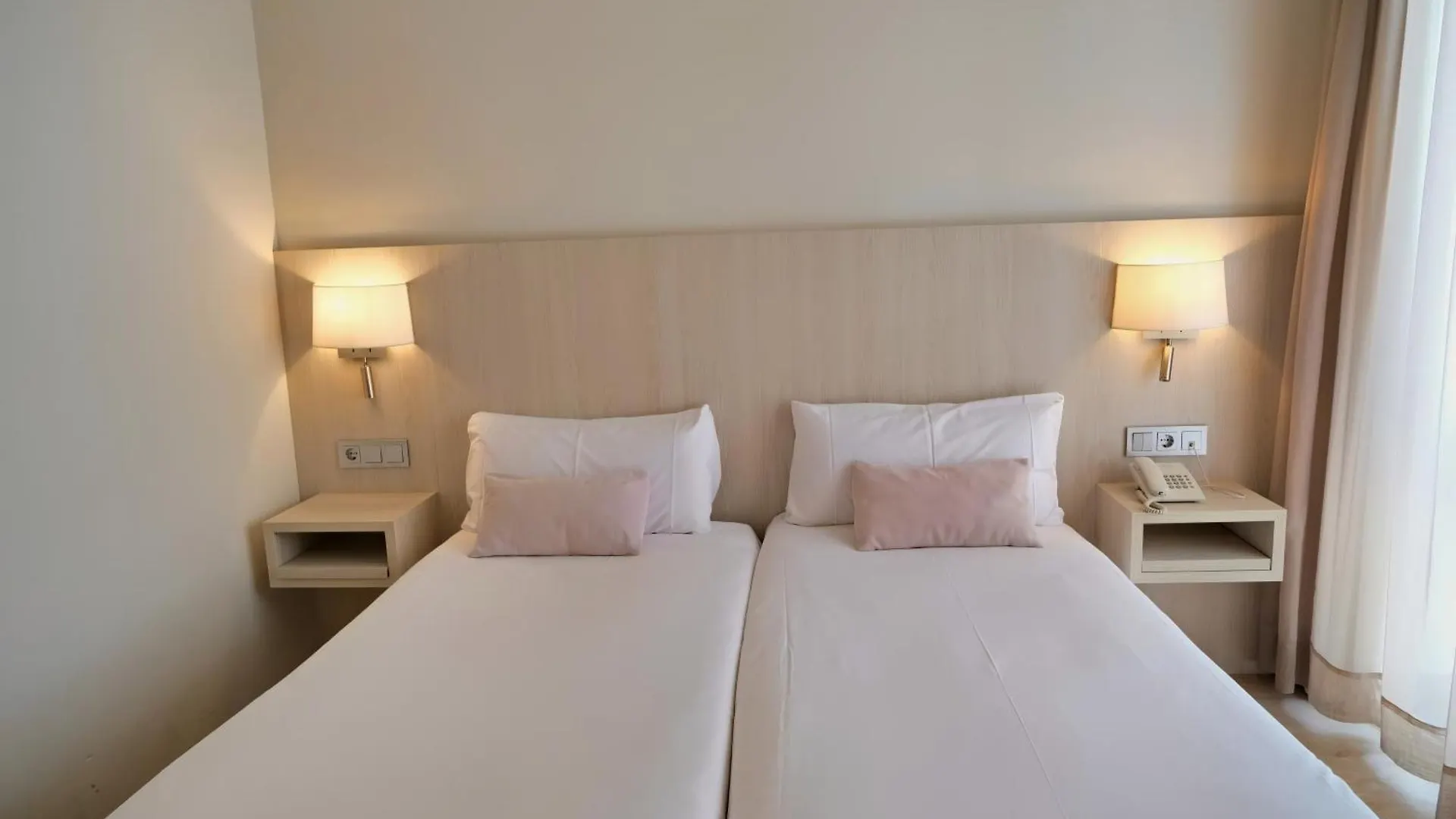 Hotel Marina Roses 3*,  Spain